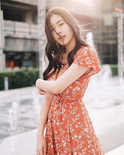 Muốn có diện mạo nổi bật hơn, những trang phục hoa nhí với tông màu nền nổi bật như vàng, cam, đỏ là gợi ý cực hay ho cho các nàng.