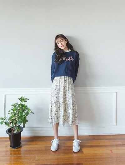 Các cô gái đừng quên còn có chân váy hoa nhí hay các kiểu áo blouse hoa nhí cũng xinh chẳng kém phần.