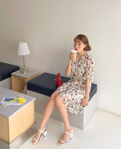 Chi tiết hoa to bản được sắp xếp thoáng mắt sẽ giúp các nàng bảo toàn phong cách trẻ trung, hiện đại.