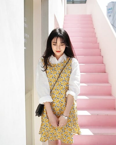 Phối trang phục phủ hoạ tiết hoa lá với những món trơn màu, mang gam trung tính là cách đơn giản nhất giúp các nàng có được một tổng thể set đồ đẹp hoàn chỉnh.