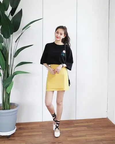 Trang phục công sở năng động và hiện đại với kiểu chân váy kết hợp cùng áo thun