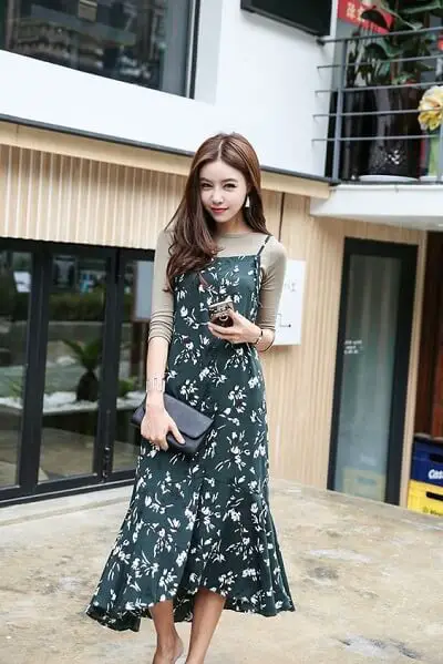 Trang phục công sở trẻ trung với váy hai dây kết hợp áo phông