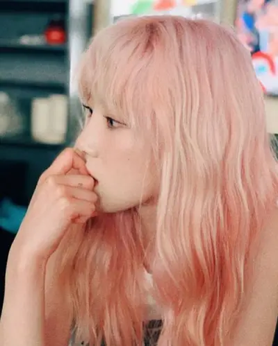 Không chỉ Taeyeon mà nhiều mỹ nhân, mỹ nam khác cũng chọn màu tóc hồng để khẳng định nhan sắc “không thể đùa” của họ.