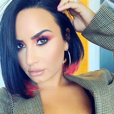 Bạn có thể nhuộm một màu tóc bất kỳ hoặc giữ nguyên màu tóc truyền thống và chỉ nhuộm thêm một chút đuôi tóc cho phù hợp hot trend từ nữ ca sĩ Demi Lovato