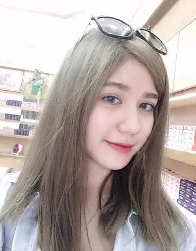 Nhuộm tóc màu ánh rêu khó thấy