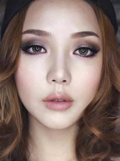 Với kiểu trang điểm này, bạn có thể dự cả tiệc tối. Còn nếu không, hãy đánh mắt nhạt hơn một chút