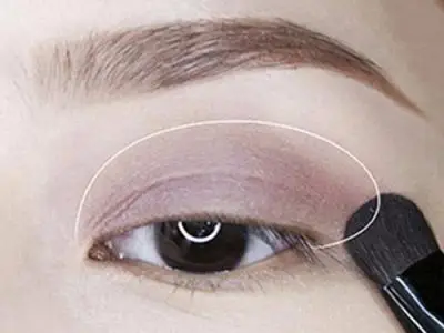 Bước 7: Đánh mắt. Dùng một màu mắt trung tính để đánh toàn bộ bầu mắt