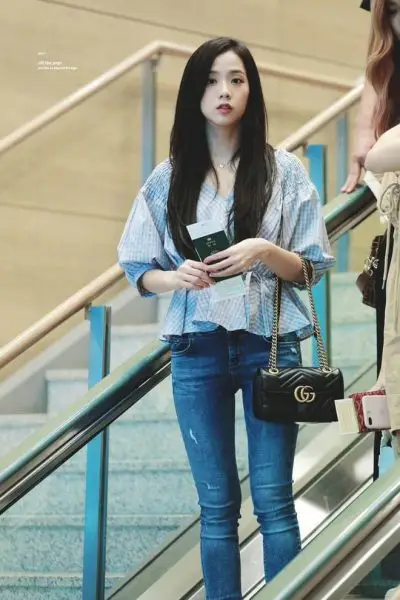 Jisoo trong các thiết kế quần jeans đều đơn giản nhưng vẫn thần thái.