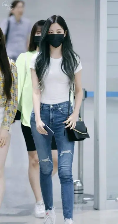 Em út nhóm IZ*ONE sở hữu vẻ ngoài vô cùng đáng yêu.