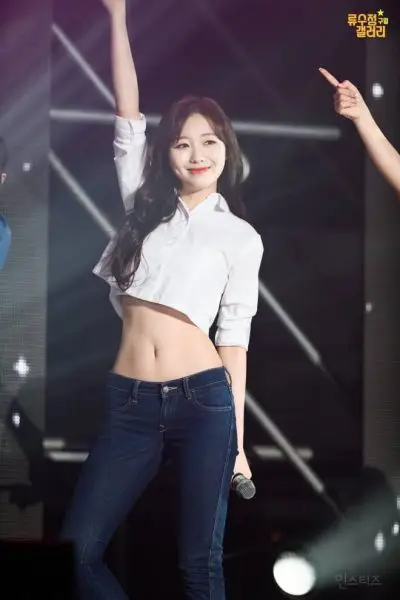 Sujeong tập trung khoe eo “khiêm tốn”.