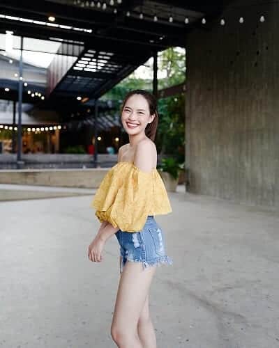 Áo lanh trễ vai + jeans short rách