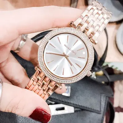 Đồng hồ nữ Michael Kors với kiểu dáng đơn giản phù hợp với chị em văn phòng