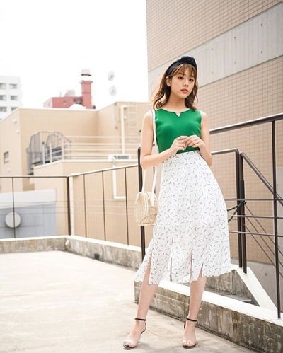 Giày dây cao gót diện cùng tông màu với chân váy midi trắng hoạ tiết