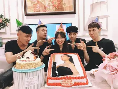 Niềm vui nhỏ của ngôi sao lớn trong làng ShowBiz - Hòa Minzy
