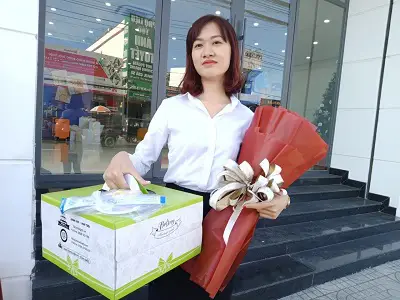 Bánh kem và hoa tươi tặng sinh nhật bạn gái