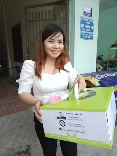 Nụ cười bạn gái khi được tặng bánh kem ngày sinh nhật