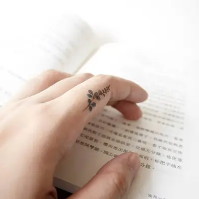 Đáng yêu hơn với kiểu hình xăm nhánh cây nhỏ ở ngón tay