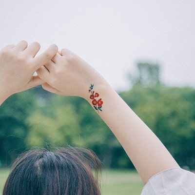 Nhỏ thôi nhưng cũng đủ làm nàng chết mê với hình xăm hoa lá