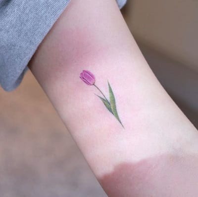 Vẫn là kiểu hình xăm hoa hồng nhỏ trên tay mà các nữ tín đồ yêu thích