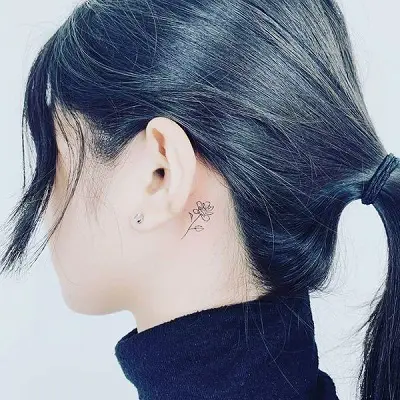 Mạnh mẽ với những cô nàng yêu thích kiểu hình xăm hoa sau tai