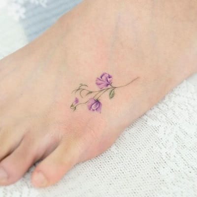 Cực khó để nói rằng hình xăm hoa ở chân hợp gu với bất kỳ bạn nữ nào