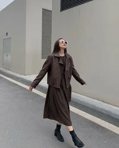 Hình ảnh của một quý cô hiện đại nhưng không kém phần nữ tính được cô nàng @yu_.x thể hiện xuất sắc qua trang phục dạo phố "nâu nguyên cây" từ biker jacket đến đầm dài.