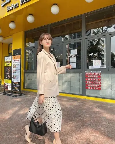 Nhung Gumiho @nhunggumiho cũng có style ăn diện khá tương đồng khi lăng xê blazer, chân váy dài, mang đến hình ảnh tiểu thư yểu điệu, trẻ trung.