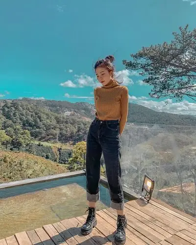 Minh Tuyền @mintuyenn ghi điểm với lối mix & match đơn giản nhưng hiệu quả khi phối quần xắn gấu với combat boots chất chơi.