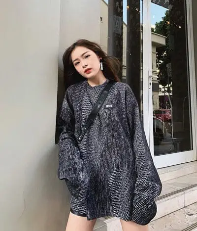 Cô bạn @hienanh_99_ cool hết nút với áo giấu quần, khiến tổng thể thêm vài chân kính.