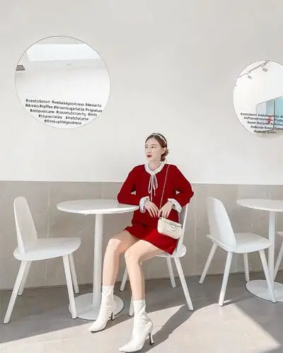 Một chiếc đầm đỏ viền ren trắng mix phụ kiện cùng tông hài hoà như cách mà cô bạn @nth.hanh chưng diện sau đây cũng là chiêu lên đồ hay ho trong dịp Tết giúp bạn nổi bật, sành điệu mọi ngày.