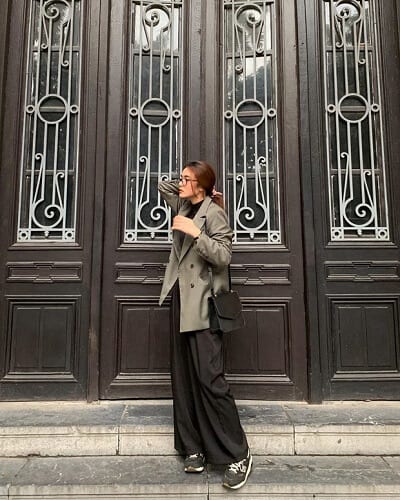 Blazer và quần ống rộng luôn được nhiều tín đồ thời trang sủng ái nên cô bạn @bynellie đã có hẳn cây đồ street style cực xịn khi mix & match những item này theo tông đen/xám nhã nhặn.