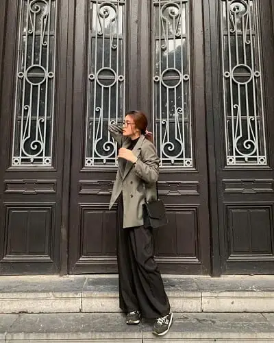 Blazer và quần ống rộng luôn được nhiều tín đồ thời trang sủng ái nên cô bạn @bynellie đã có hẳn cây đồ street style cực xịn khi mix & match những item này theo tông đen/xám nhã nhặn.