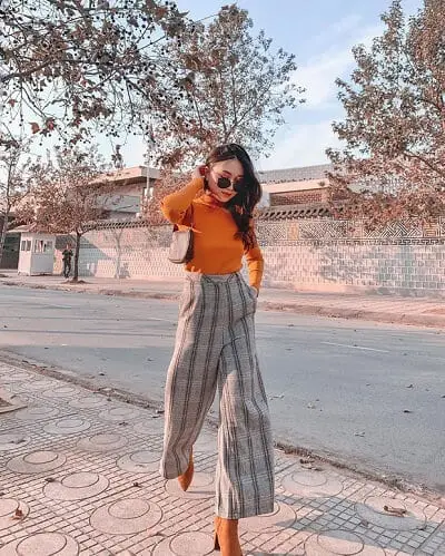 Nếu chưa nghĩ ra ý tưởng diện đồ đẹp Tết này thì Hạnh Trần @hanhchipp sẽ cho bạn gợi ý là áo thun ôm sáng màu và quần culottes kẻ ô.