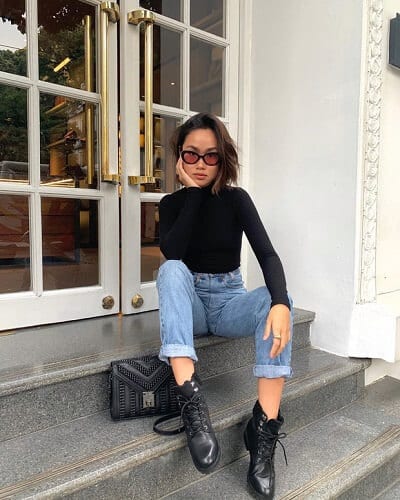 Trisha Đỗ @glamwithtrish lại khoe dáng cực cool với "combo" đơn giản gồm áo thun ôm tối màu và quần jeans ống đứng. Việc đi thêm boots đen, nhấn nhá kính mát và túi xách là điều cần thiết để outfit nịnh mắt hơn.