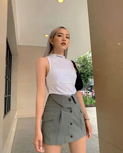 Nếu chuộng style trẻ trung, cá tính thì cứ mạnh dạn "triển" áo sát nách hoặc crop top phối chân váy ngắn giống cô nàng @ttientien thôi.