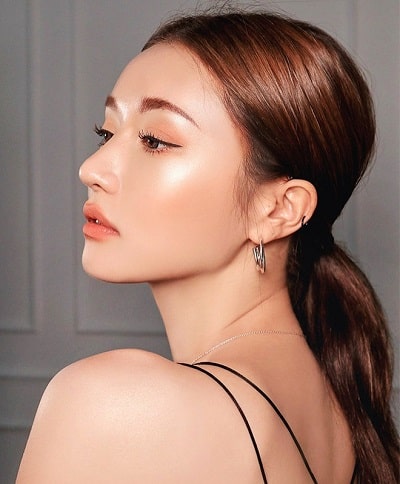 Làn da căng bóng, ngậm sương và óng ánh rực rỡ tiếp tục được ưa chuộng