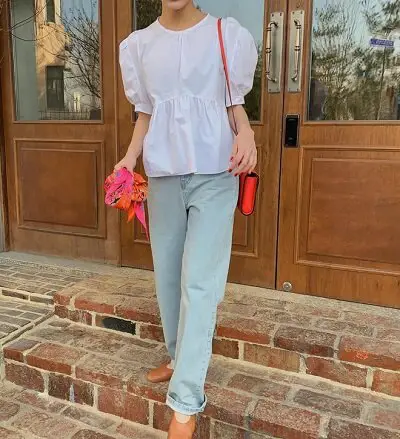 Đơn giản thôi nhưng vô cùng dễ thương với kiểu áo blouse trắng phối cùng jean cạp cao