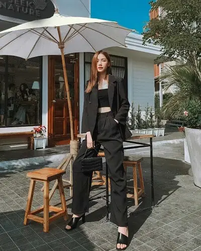 Nổi bật với áo blazer phối cùng quần cạp cao màu đen sành điệu