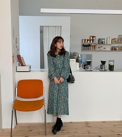 Hoạ tiết hoa của chiếc váy liền thân khiến nàng trông dịu dàng hơn đáng kể