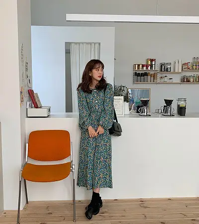 Hoạ tiết hoa của chiếc váy liền thân khiến nàng trông dịu dàng hơn đáng kể