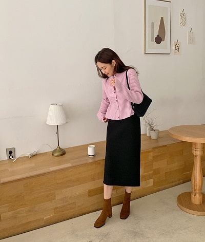 Phối áo len cùng chân váy midi xinh tươi
