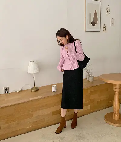 Phối áo len cùng chân váy midi xinh tươi