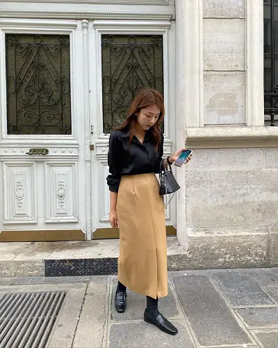 Sơ mi đen vẫn nổi bật với chân váy midi màu đất