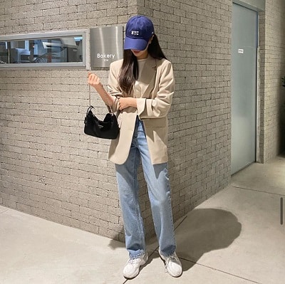 Ngoài đi làm, bạn vẫn diện blazer cùng quần jean đến nơi dự tiệc, xem phim, đi chơi chẳng hạn