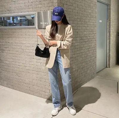 Ngoài đi làm, bạn vẫn diện blazer cùng quần jean đến nơi dự tiệc, xem phim, đi chơi chẳng hạn