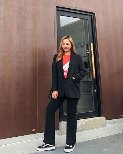 Loại quần vải đen này cũng có thể dễ dàng mix với những kiểu trang phục có màu sắc khác nhau.
