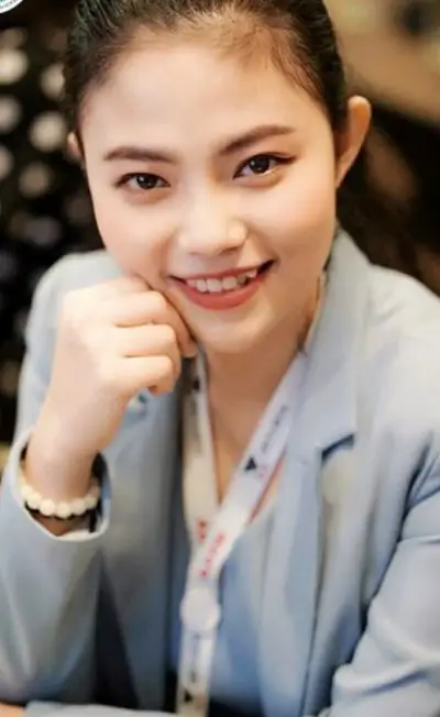 Màu son đỏ đất tạo cảm giác nhẹ nhàng, phù hợp với môi trường làm việc.