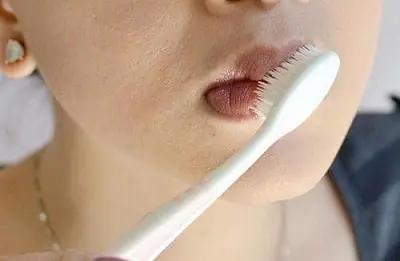 Bàn chải đánh răng có thể giúp chúng ta có bờ môi hồng hào và mịn màng.