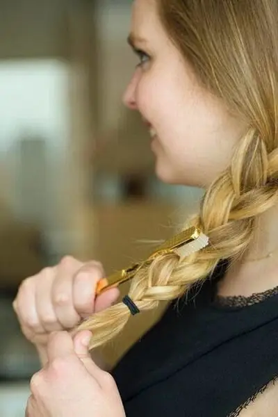 Bàn chải giúp tóc con vào nếp một cách dễ dàng.