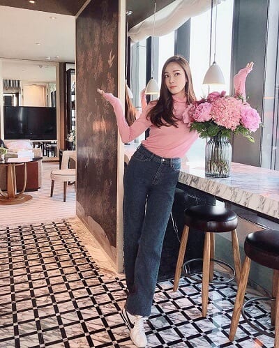 Áo cổ lọ hồng + Quần jeans: Kiểu phối đồ hồng ngọt ngào đi chơi Valentine